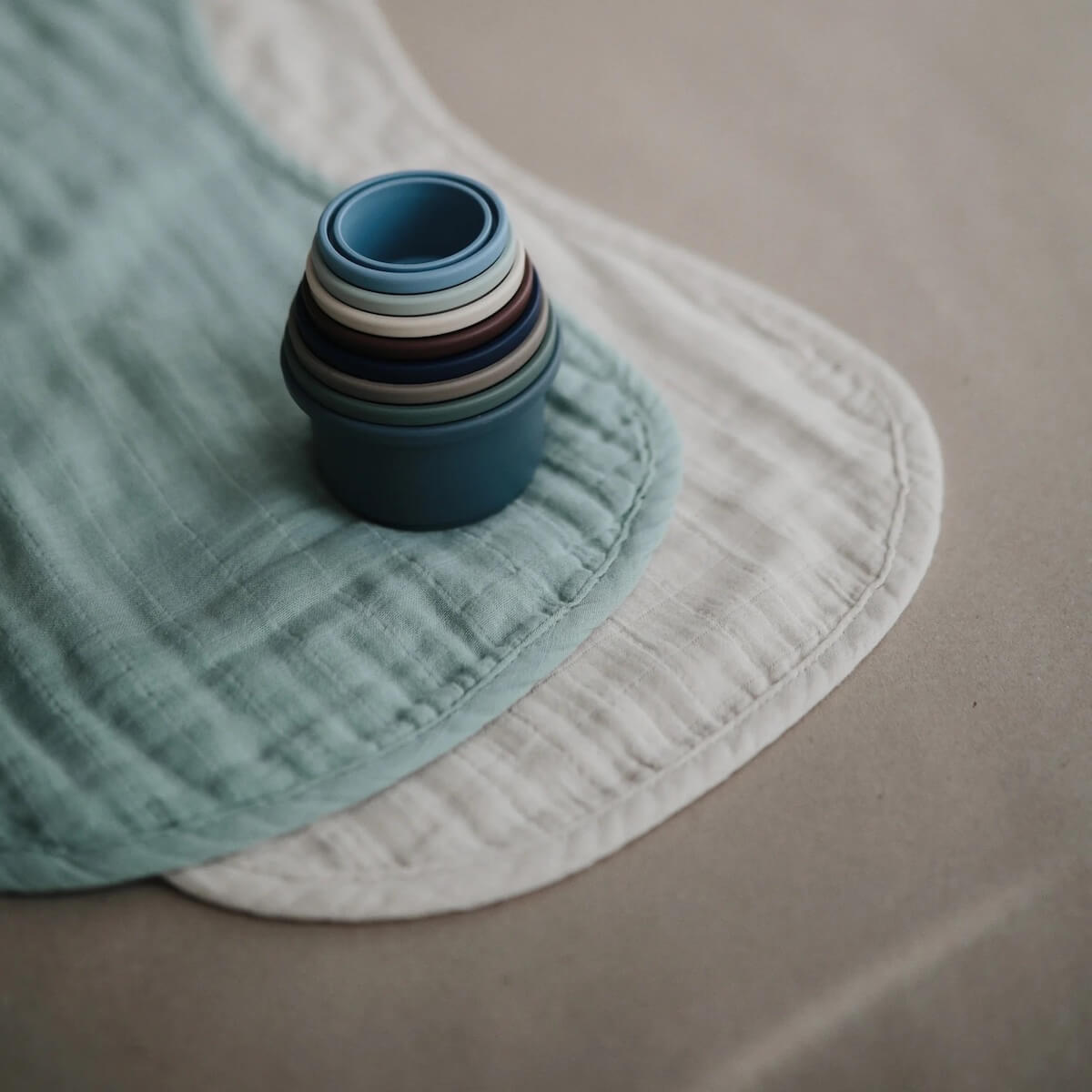 2 bavoirs à épaule Mushie Roman-Green Fog