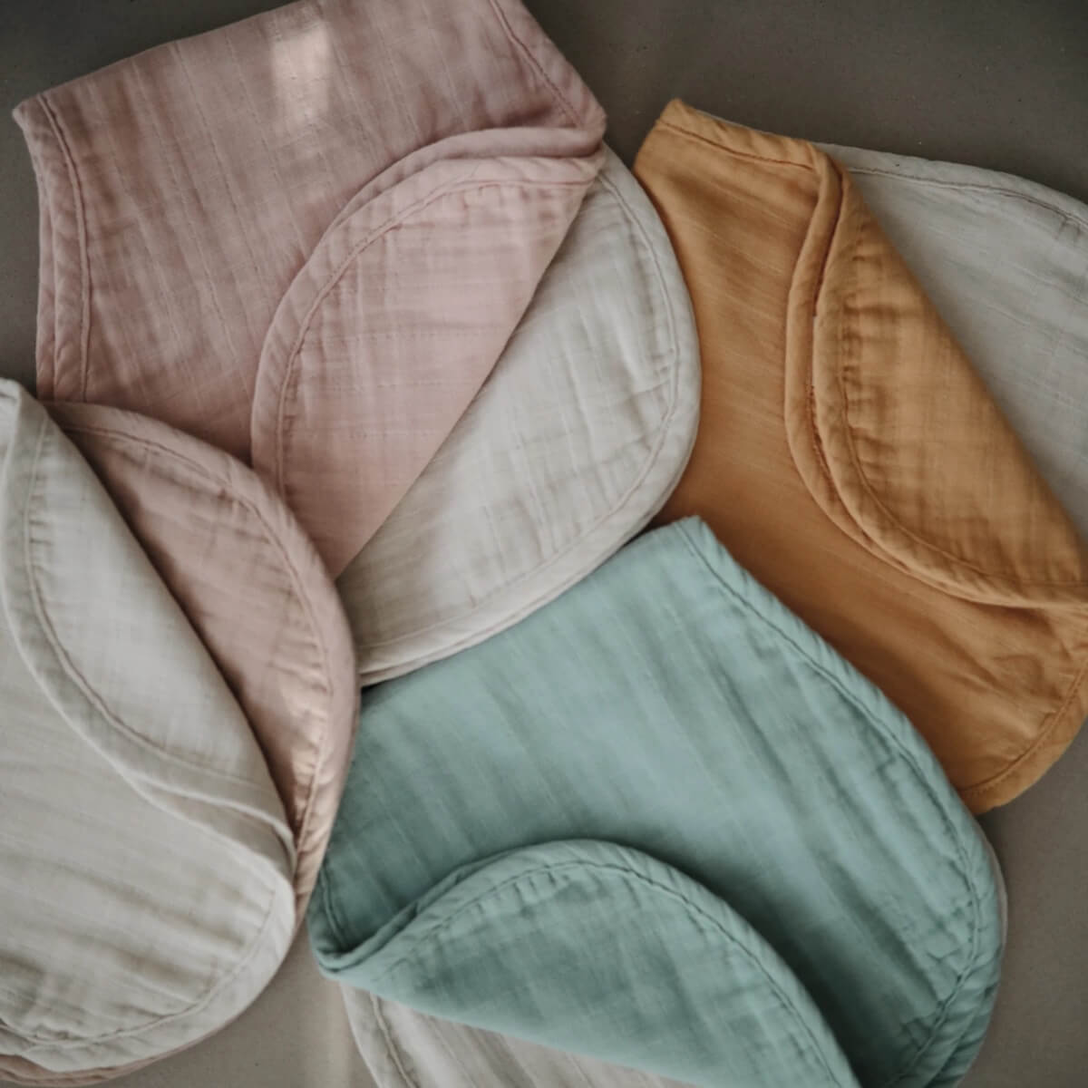 2 bavoirs à épaule Mushie Roman-Green Fog