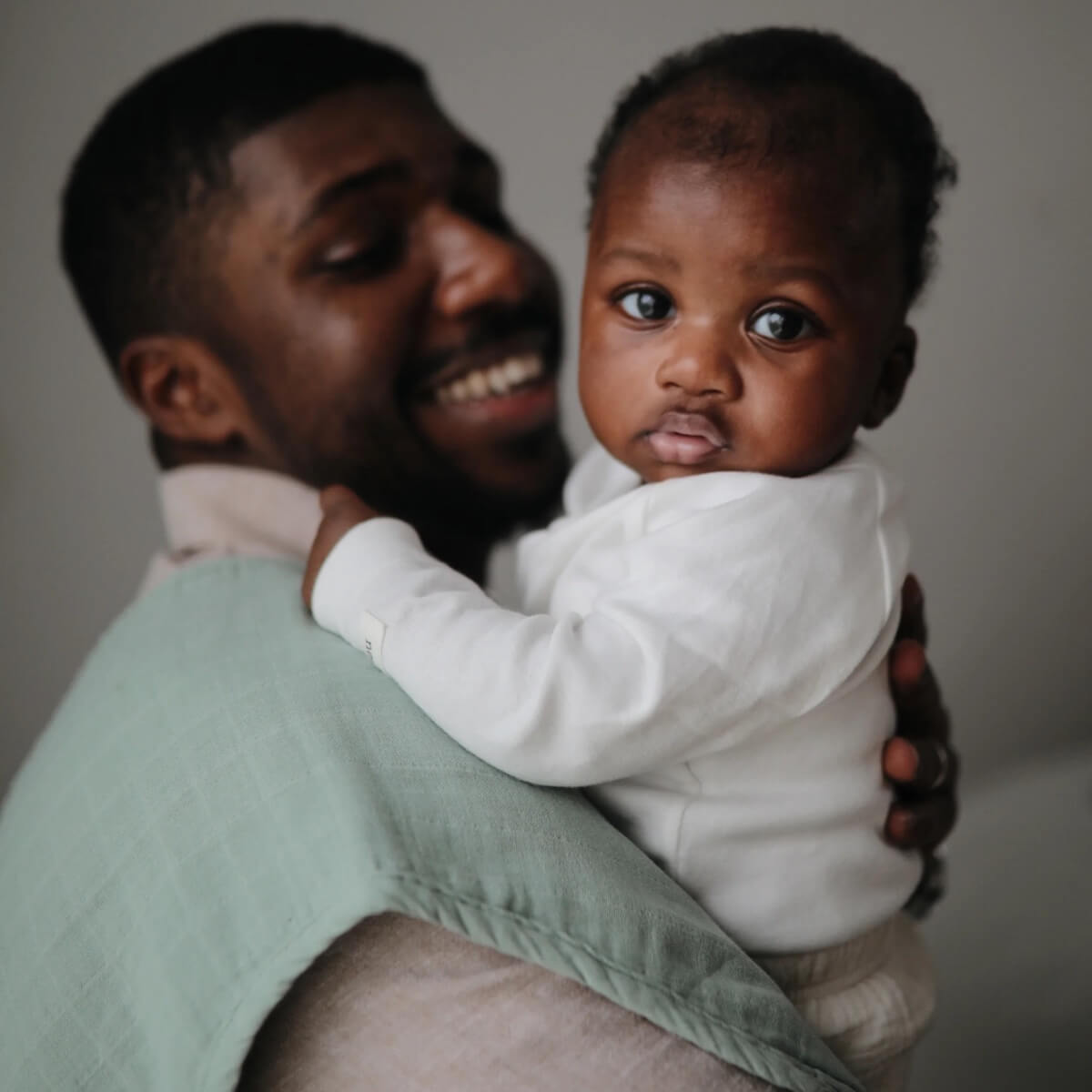 2 bavoirs à épaule Mushie Roman-Green Fog