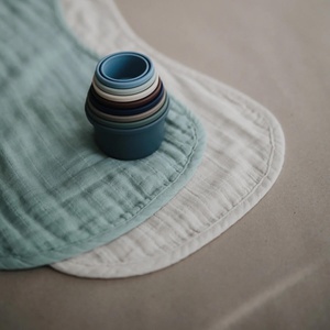 2 bavoirs à épaule Mushie Roman-Green Fog