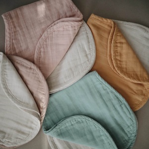 2 bavoirs à épaule Mushie Roman-Green Fog