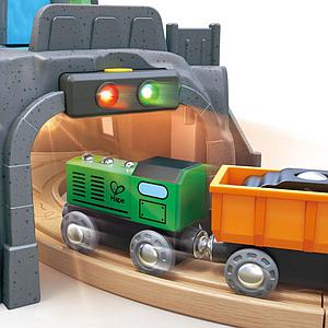 Accessoires circuit de train LIGHT AND SOUND MOUTAIN Hape