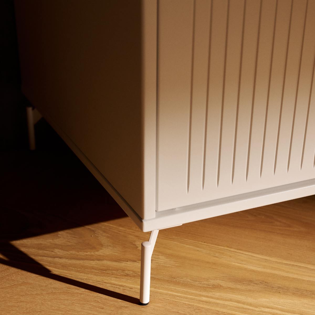 Armoire enfant 2 portes rainures avec pied SAGA FLEXA blanc