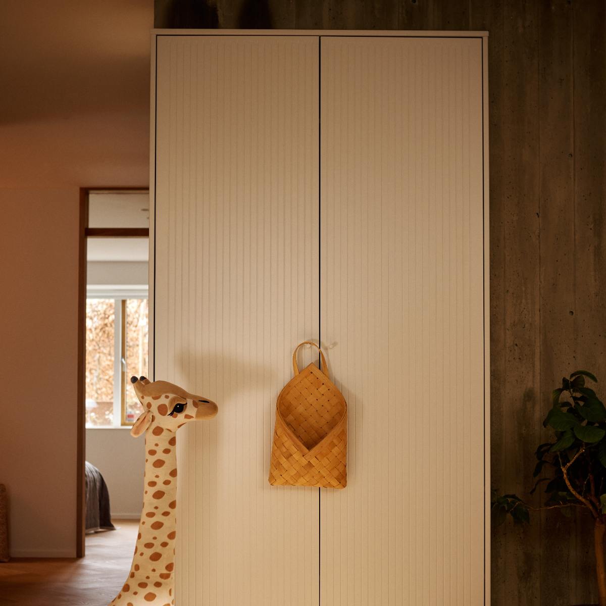 Armoire enfant 2 portes rainures avec pied SAGA FLEXA blanc