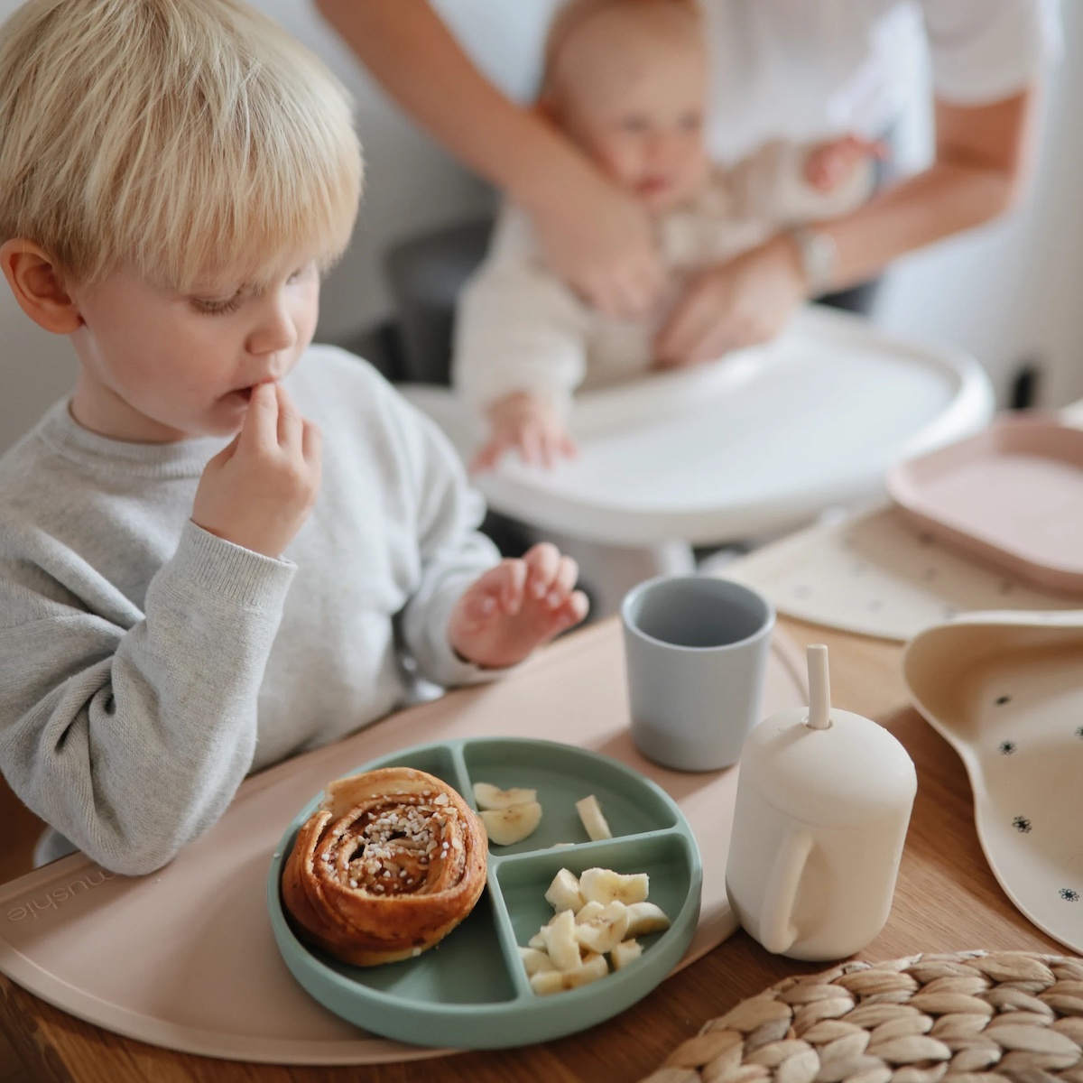 Assiette silicone Mushie Stone
