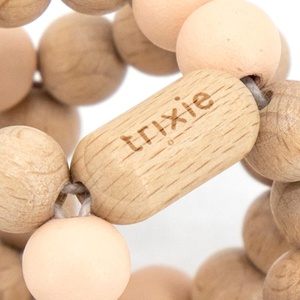 Balle de préhension en bois Trixie rose