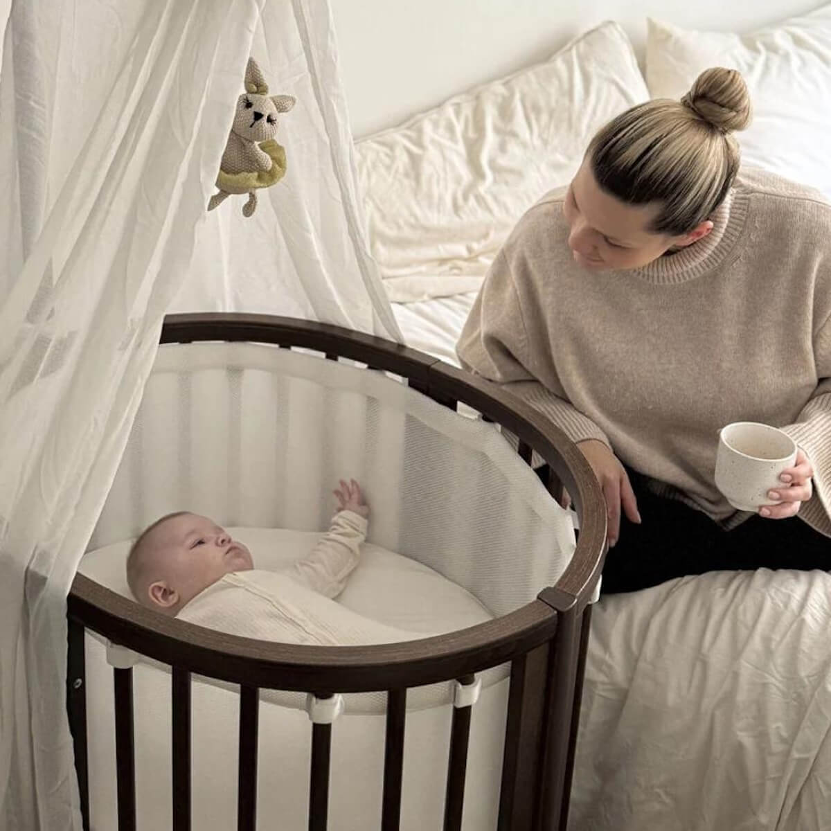 Berceau-lit bébé mini SLEEPI V3 Stokke warm brown