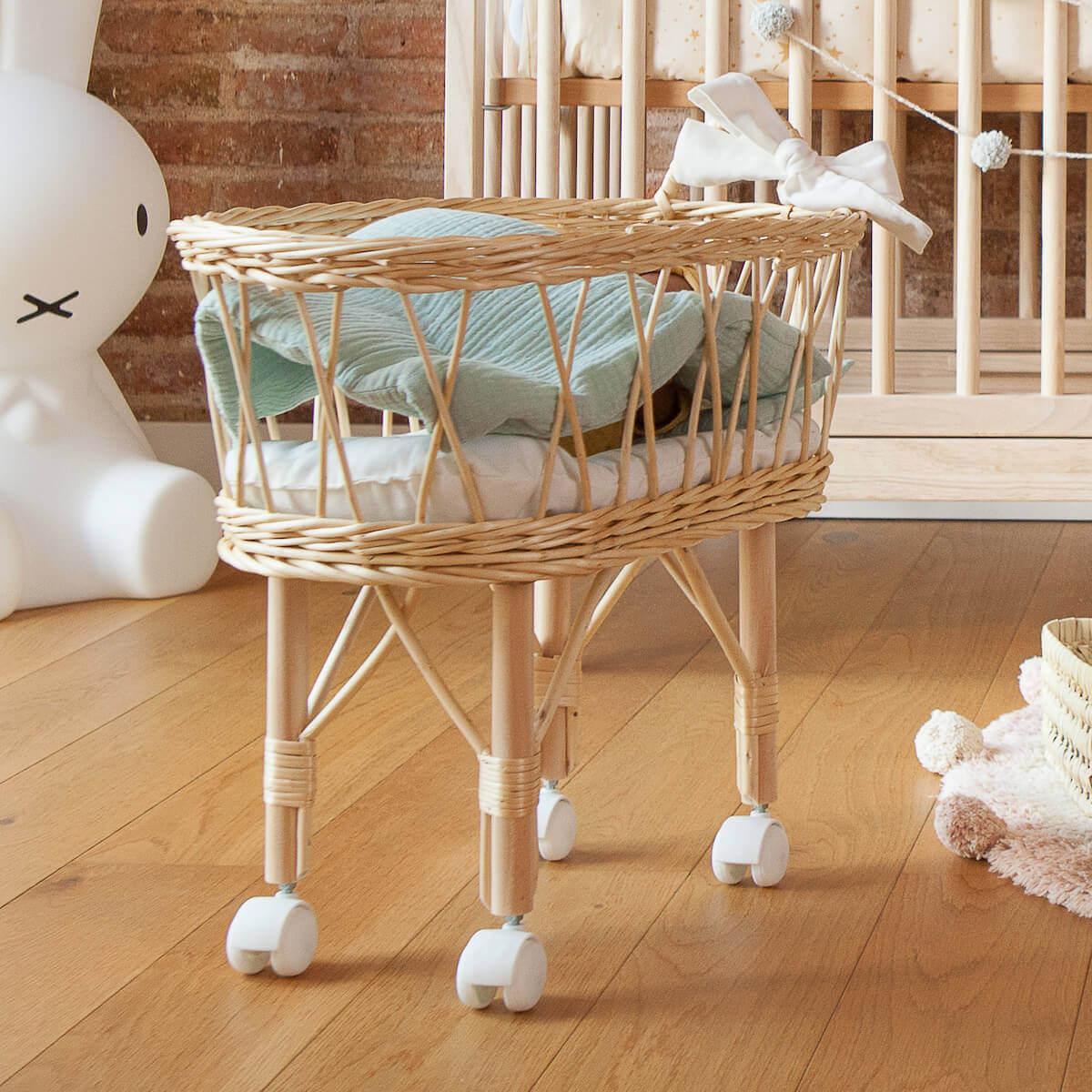 Berceau poupée en feuilles de palmier 