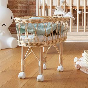 Berceau poupée en feuilles de palmier 