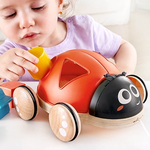 Coccinelle à tirer trieuse de formes Hape