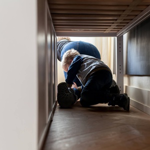 Combinaison lit mi-hauteur - portes ardoises - étagères tablettes blanches KASVA 