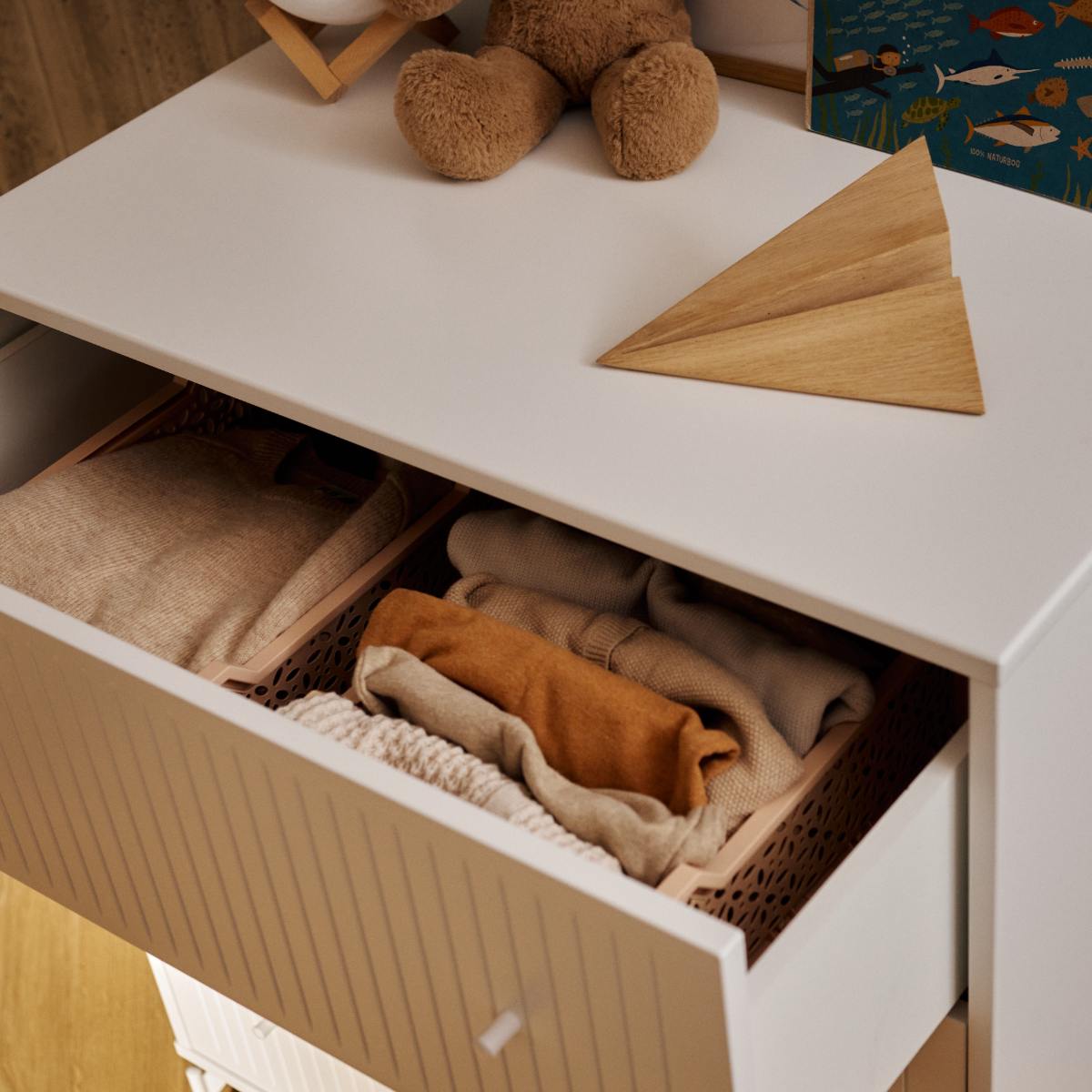Commode à 3 tiroirs rainures avec pied SAGA Flexa blanc