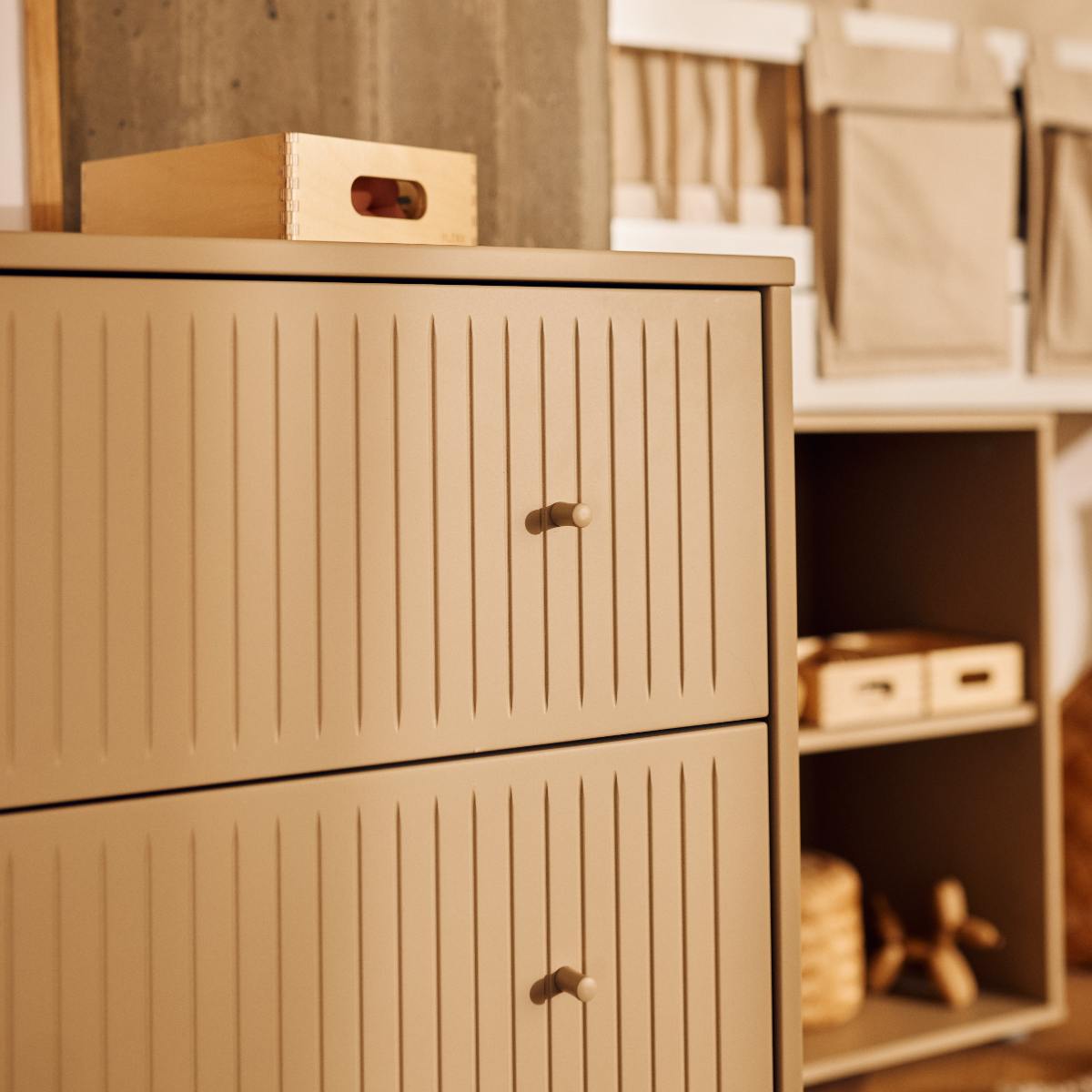 Commode à 3 tiroirs rainures avec pied SAGA Flexa oat