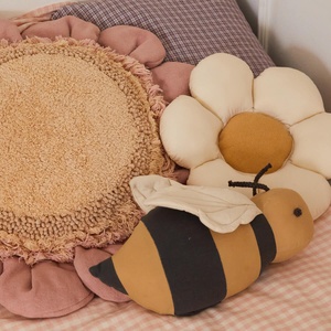 Coussin 14x36cm BUZZY BEE Lorena Canals