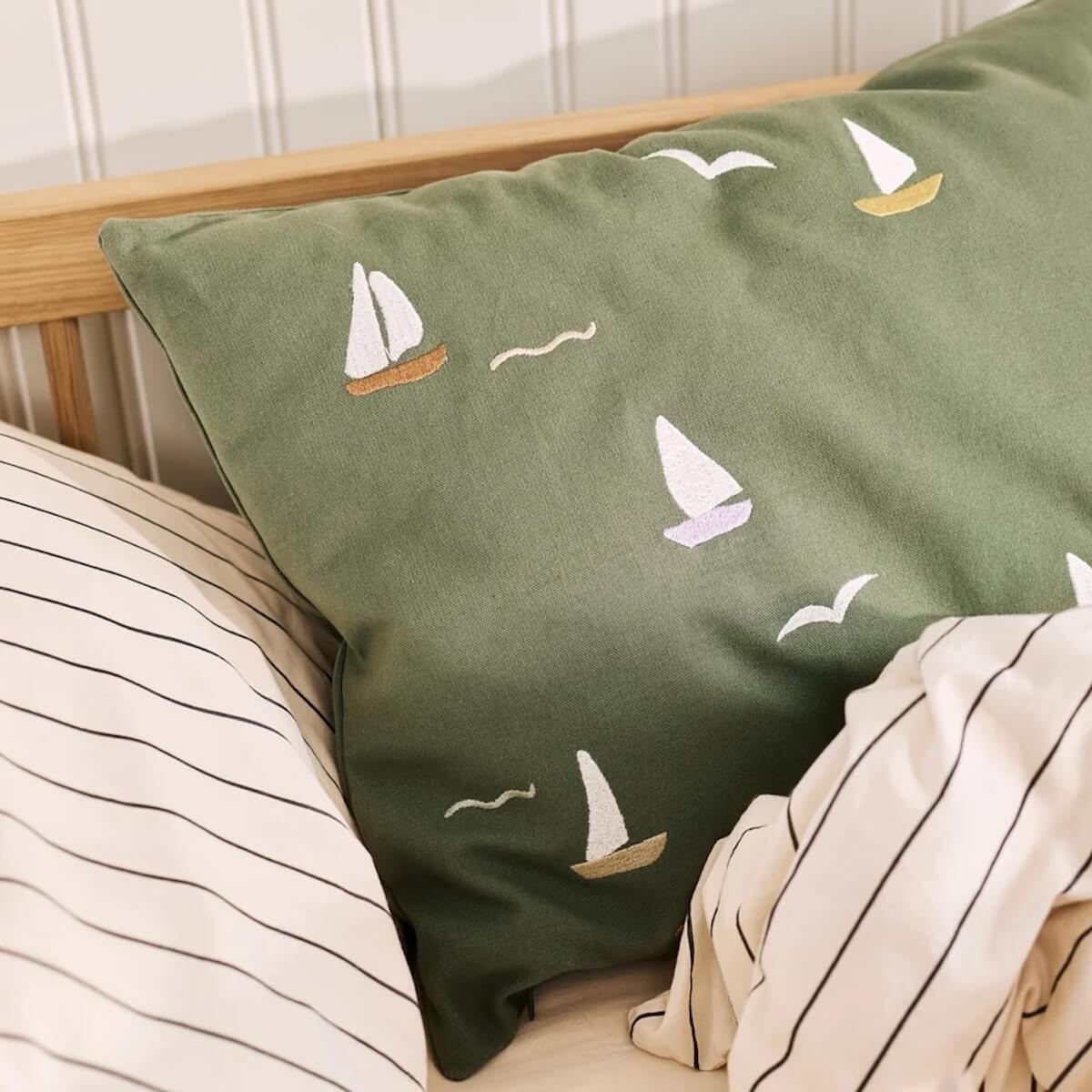Coussin brodé Dear April Sailboats