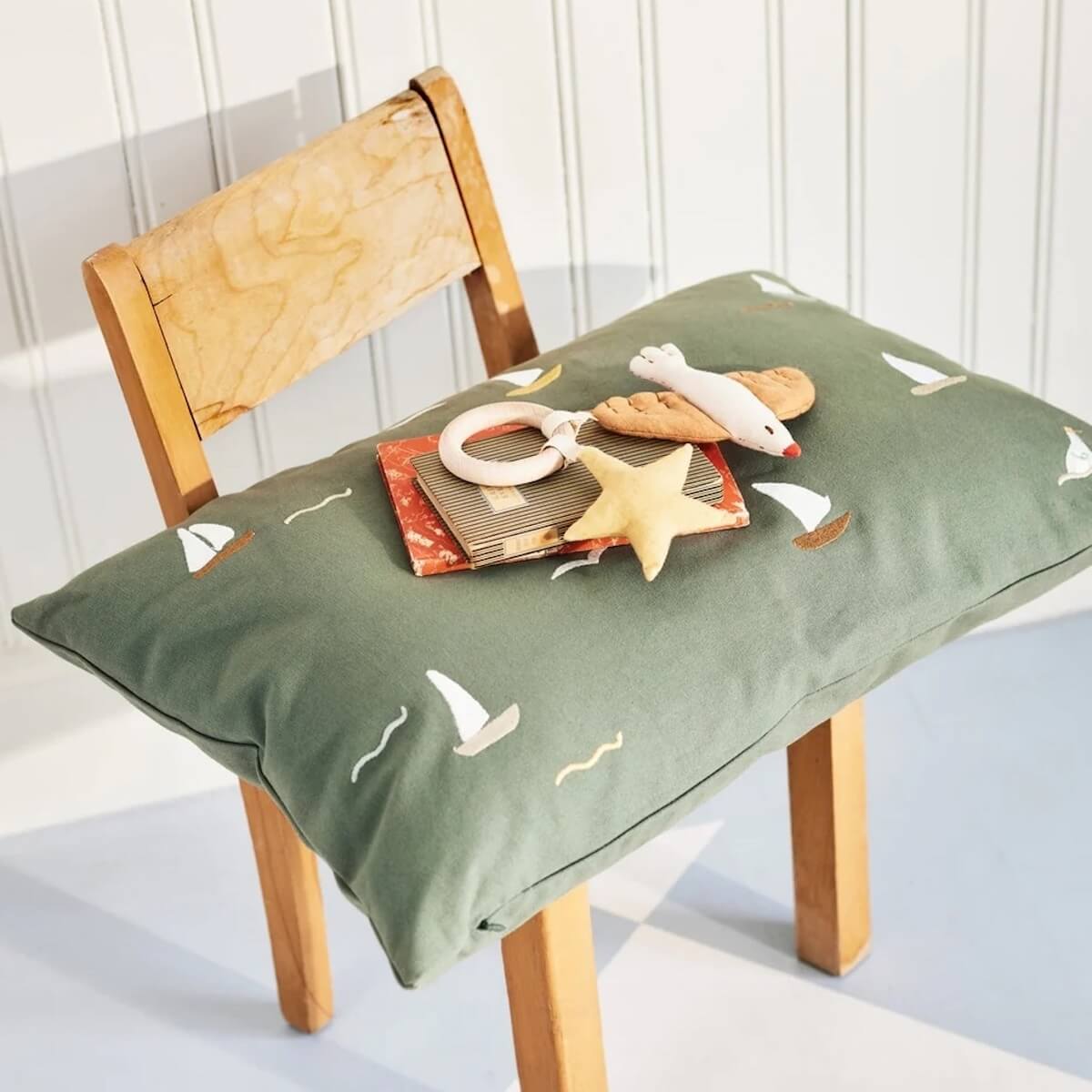 Coussin brodé Dear April Sailboats