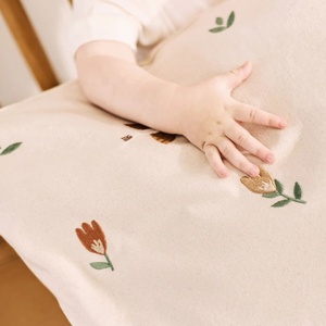 Coussin brodé Dear April Songbirds