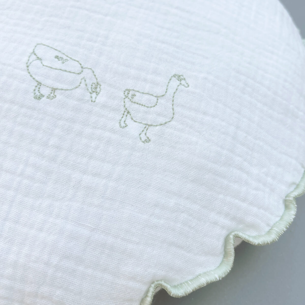 Coussin rond mousseline DUCKS brodé bleu 30cm