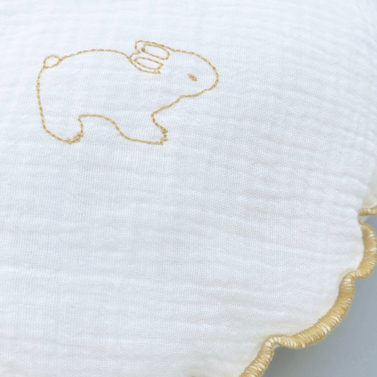 Coussin rond mousseline RABBITS brodé jaune 30cm