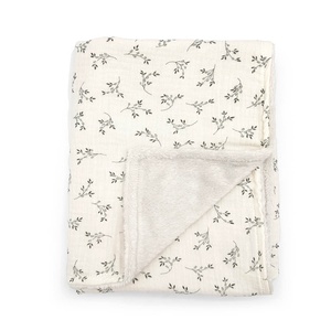 Couverture POLAIRE XL Babyshower olive bloom