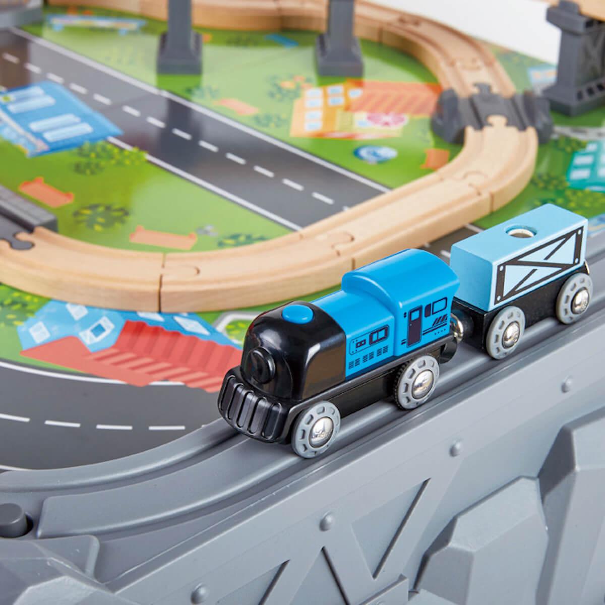 Grand circuit de train avec table de jeu Hape