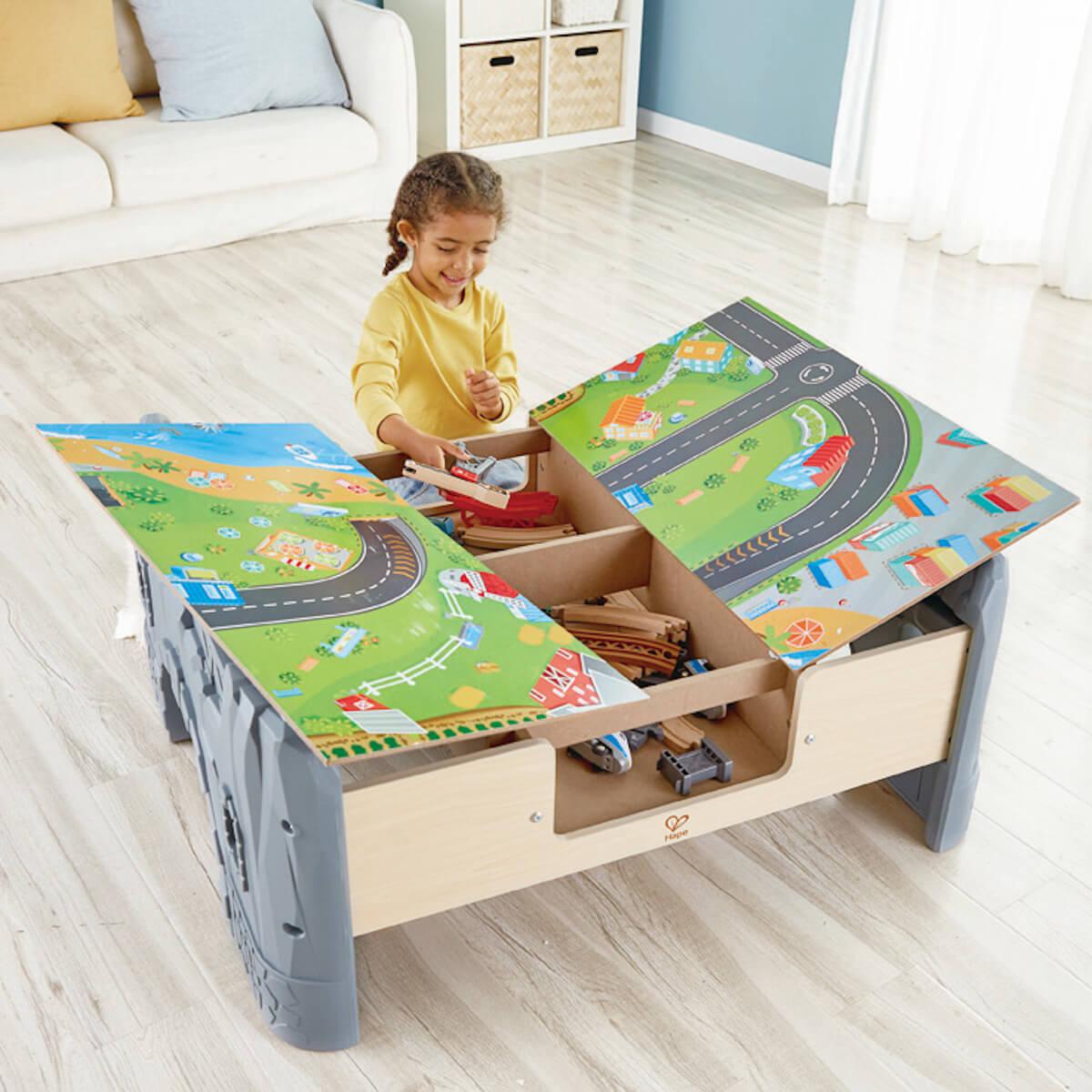 Grand circuit de train avec table de jeu Hape
