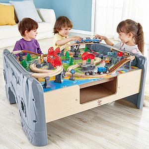 Grand circuit de train avec table de jeu Hape