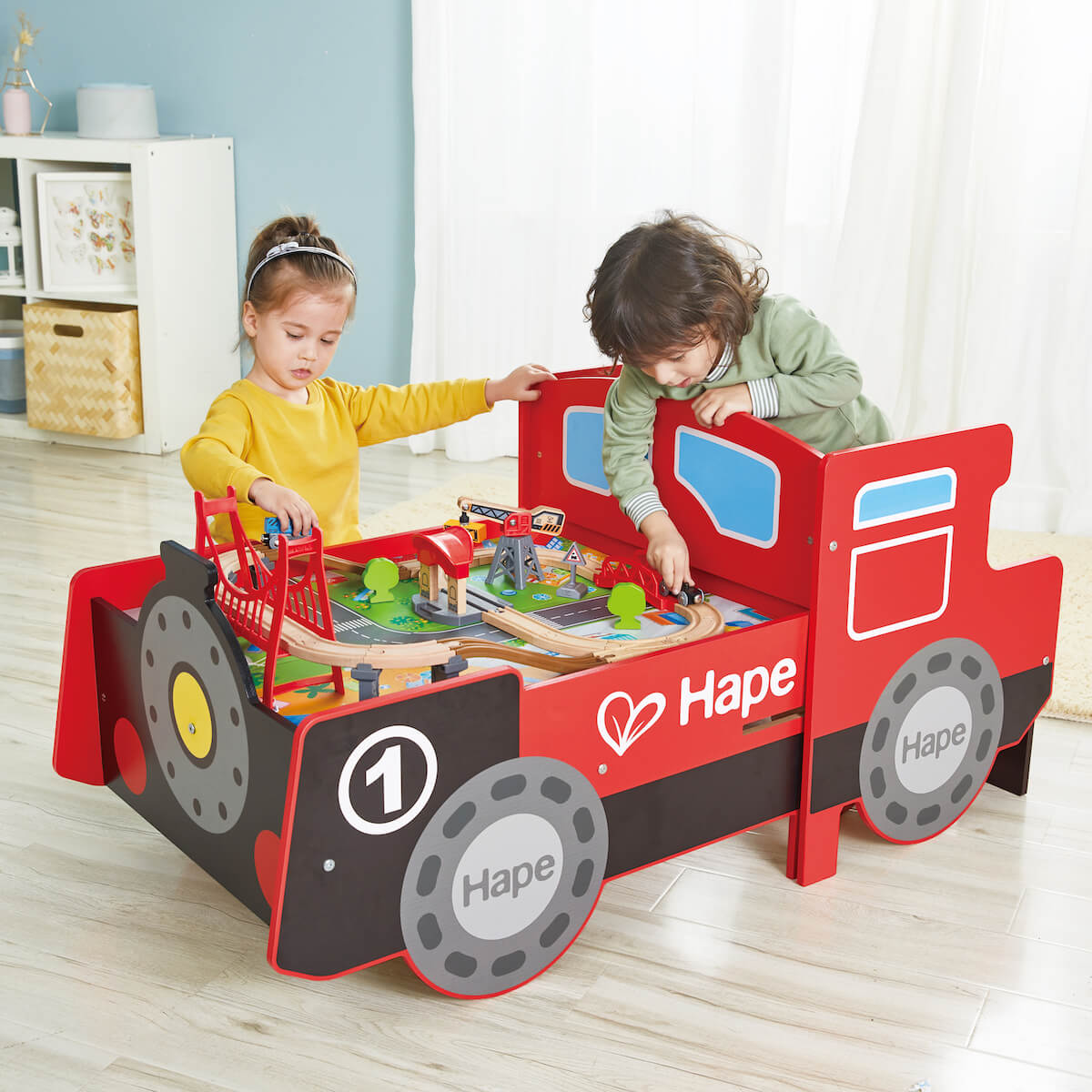 Grand circuit de train avec table LOCOMOTIVE Hape