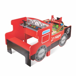 Grand circuit de train avec table LOCOMOTIVE Hape