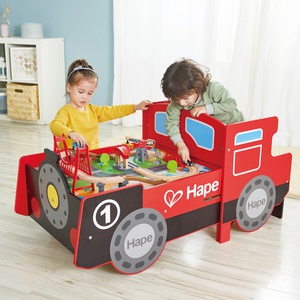 Grand circuit de train avec table LOCOMOTIVE Hape