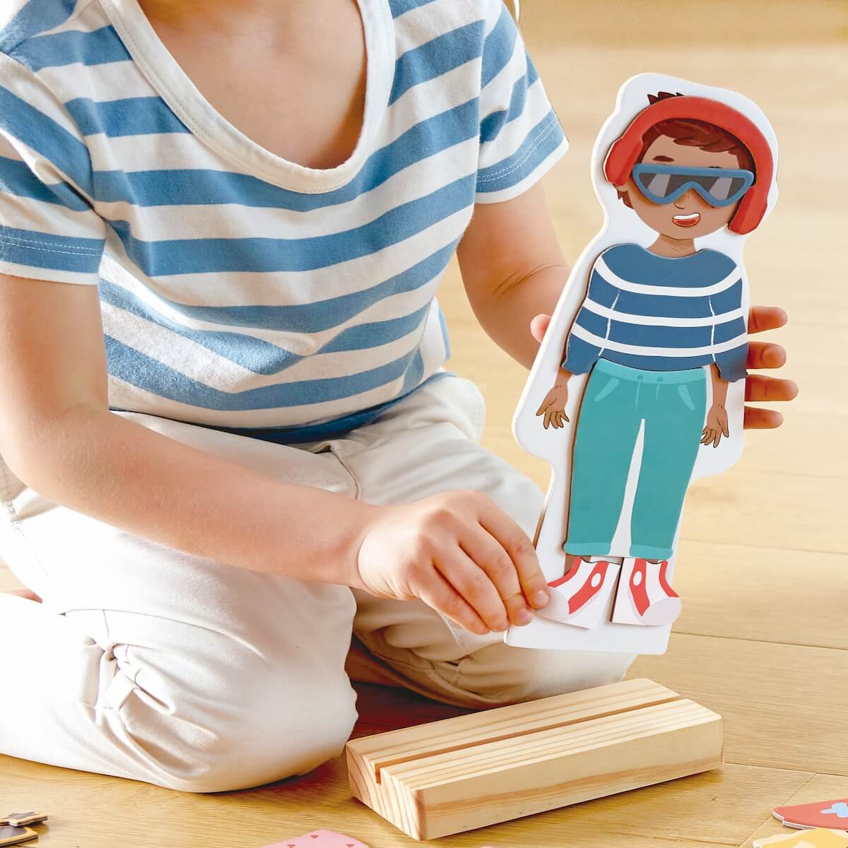 Je m'habille avec mes vêtements aimantés Hape