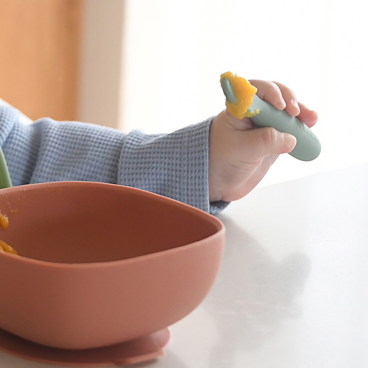 Jeu de 2 pré-cuillères en silicone Beaba vert gris