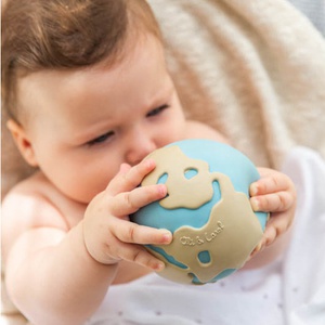 Jouet à mordiller EARTHY THE WORLD BALL Oli&Carol blue