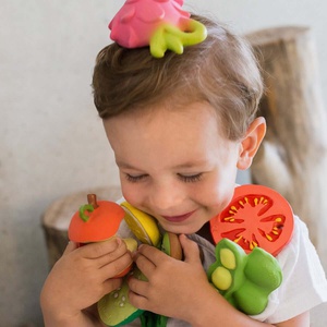 Jouet à mordiller RENATO THE TOMATO Oli and Carol