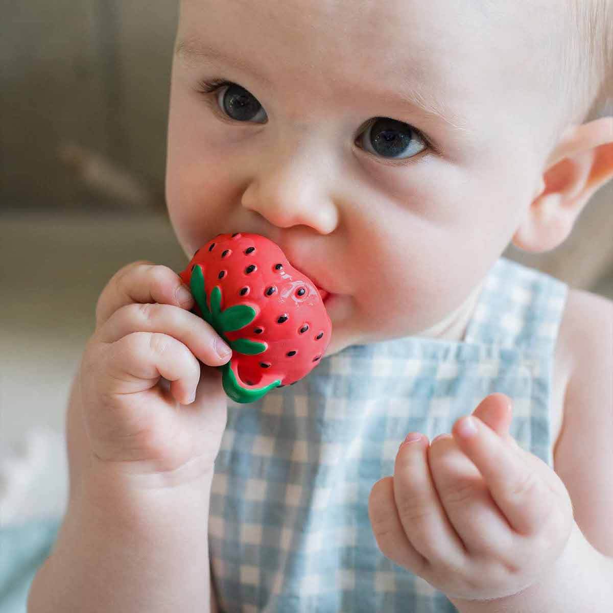 Jouet à mordiller SWEETIE THE STRAWBERRY Oli&Carol