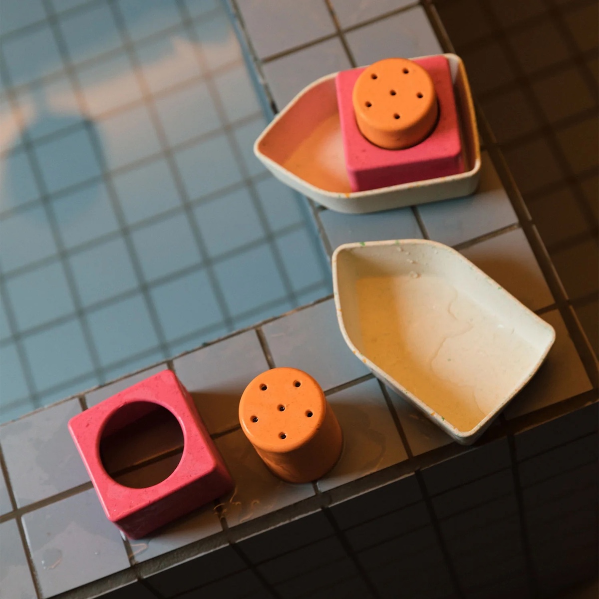 Jouet de bain UPCYCLED BOAT Oli and Carol orange