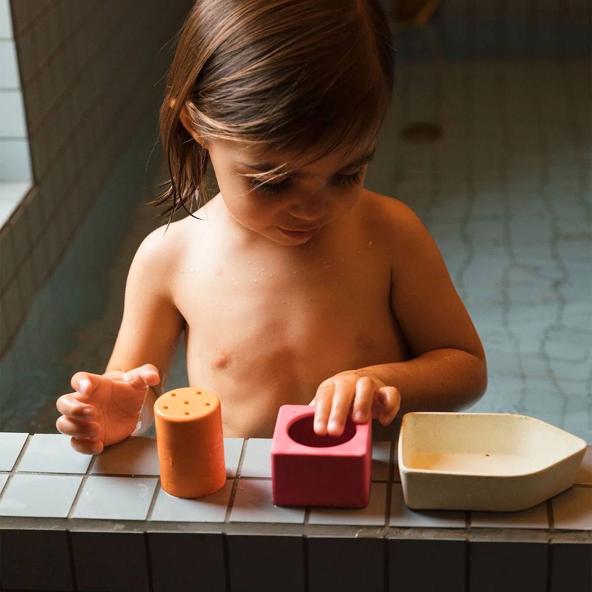 Jouet de bain UPCYCLED BOAT Oli and Carol orange