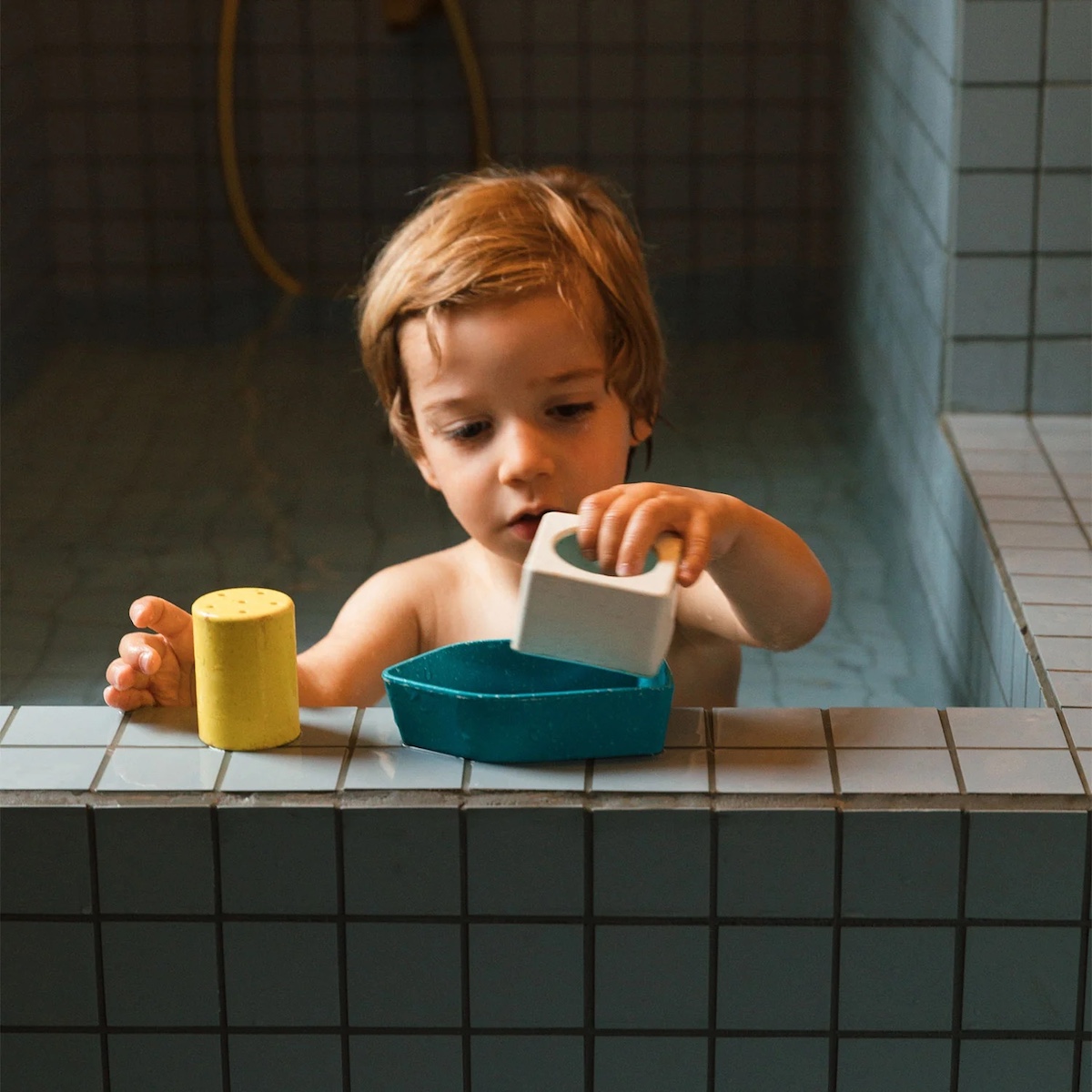 Jouet de bain UPCYCLED BOAT Oli and Carol yellow
