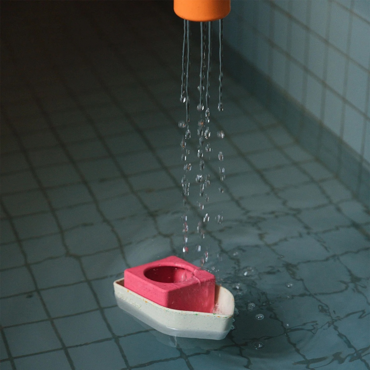 Jouet de bain UPCYCLED BOAT Oli&Carol orange