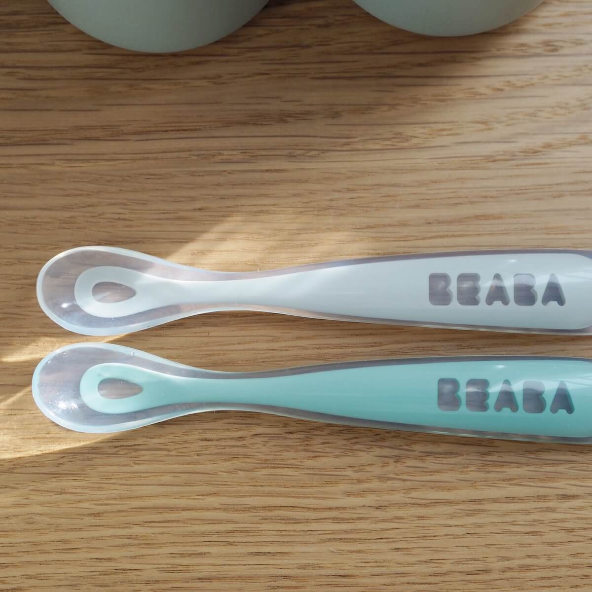 Juego 2 cucharas soft silicona estuche 1da edad Beaba gris verde salvia