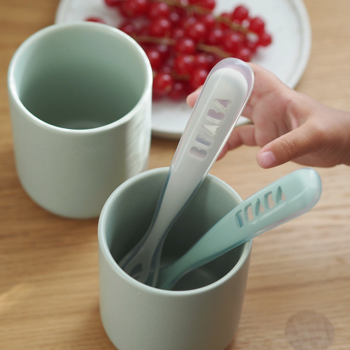 Juego 2 cucharas soft silicona estuche 1da edad Beaba gris verde salvia