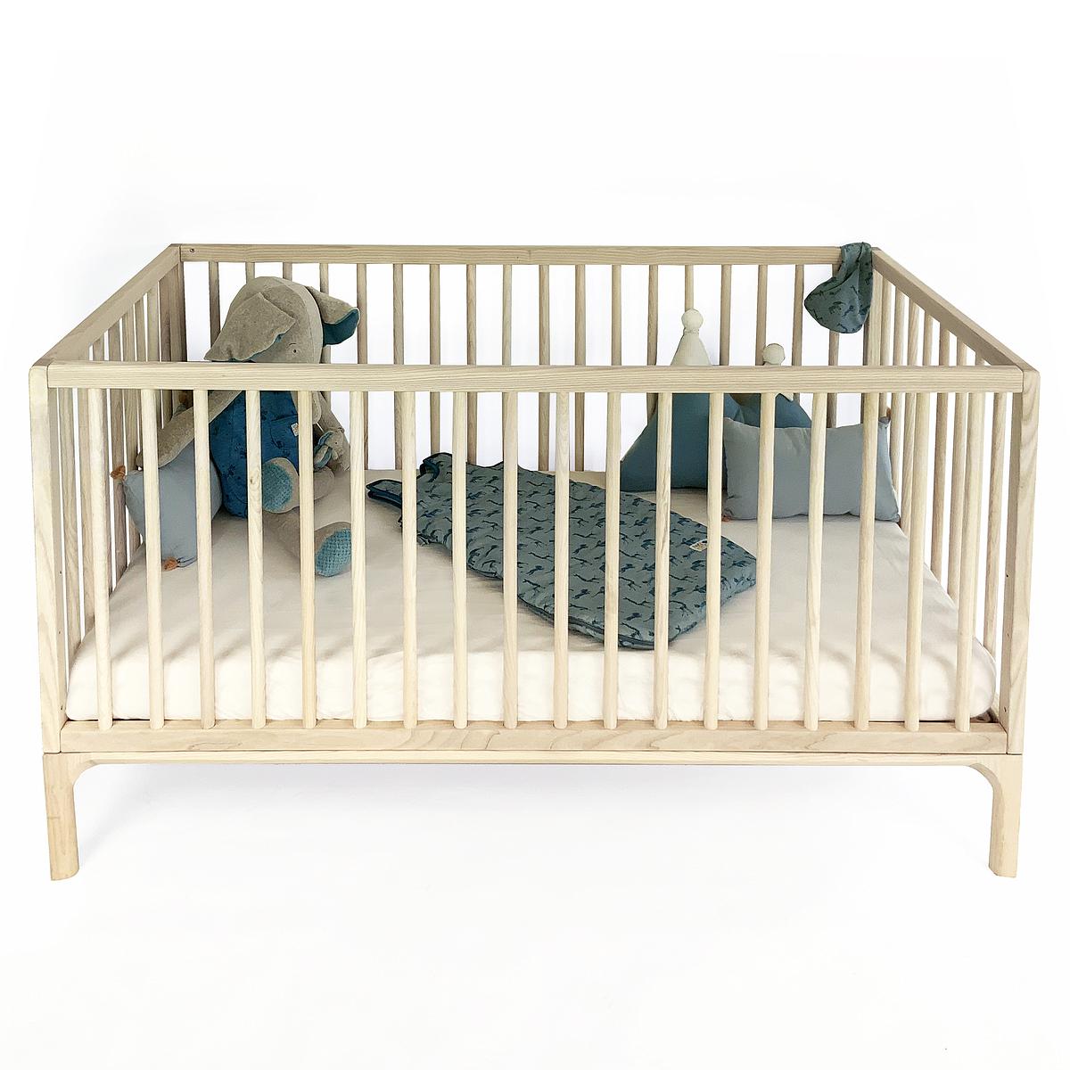 Lit bébé KERA en frêne avec top Round-pieds Bevel