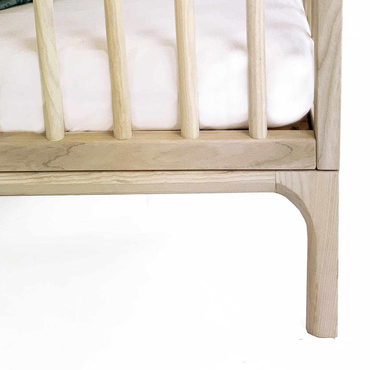 Lit bébé KERA en frêne avec top Round-pieds Bevel