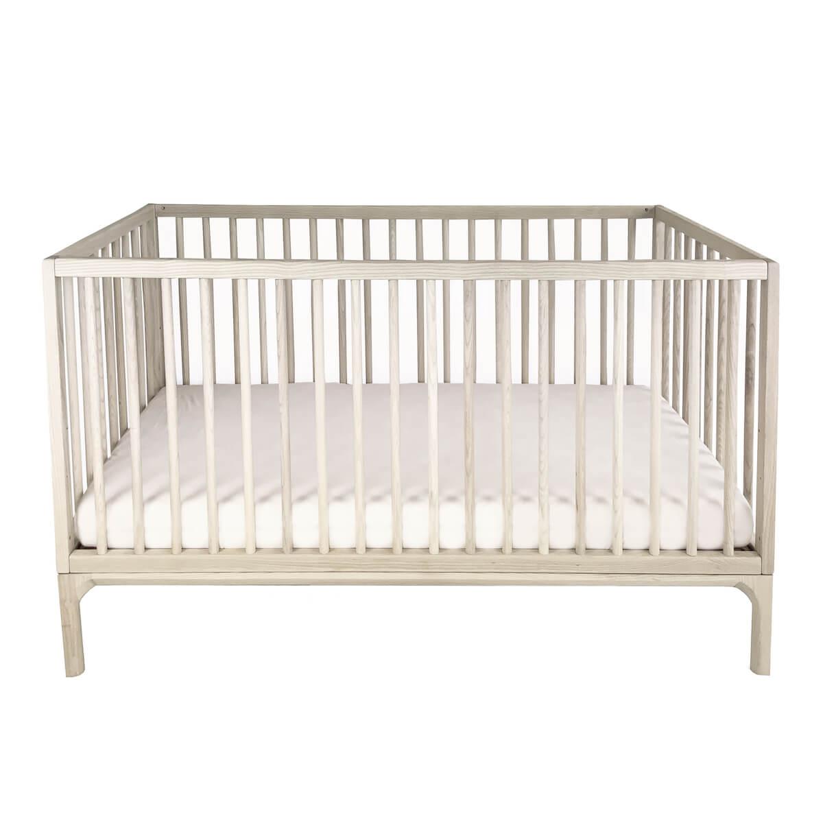 Lit bébé KERA en frêne avec top Round-pieds Bevel