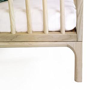 Lit bébé KERA en frêne avec top Round-pieds Bevel