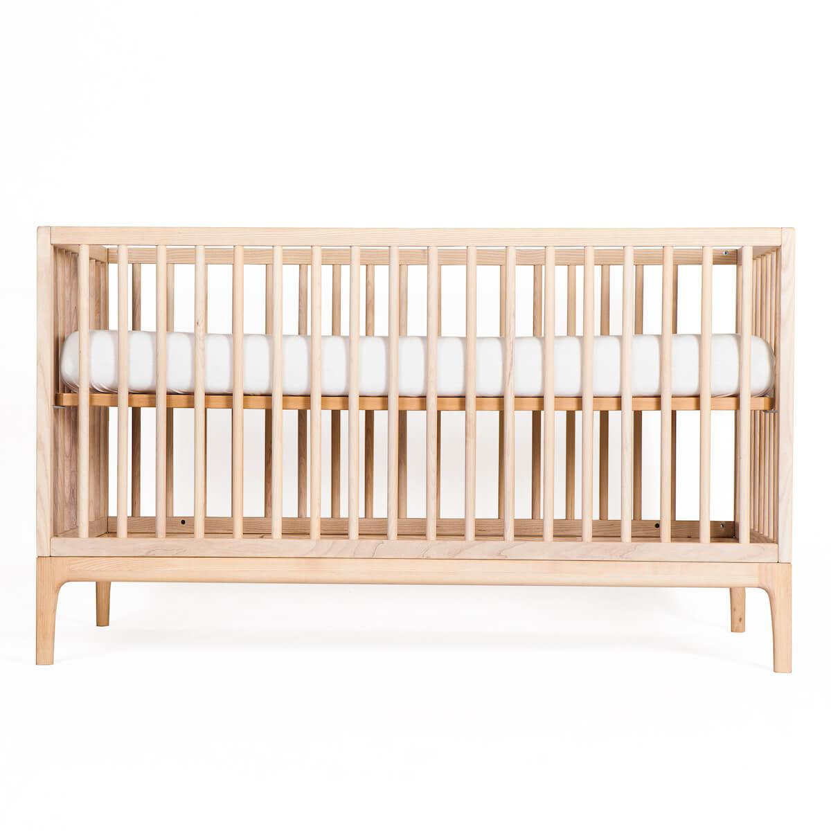 Lit bébé KERA en frêne avec top Round-pieds Curve