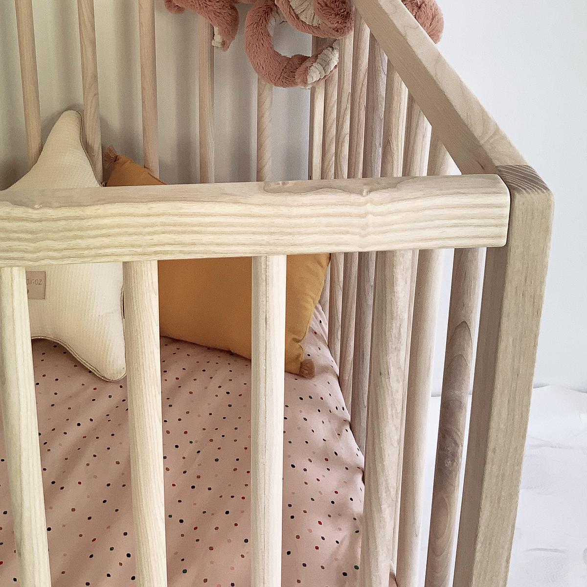 Lit bébé KERA en frêne avec top Round-pieds Pure