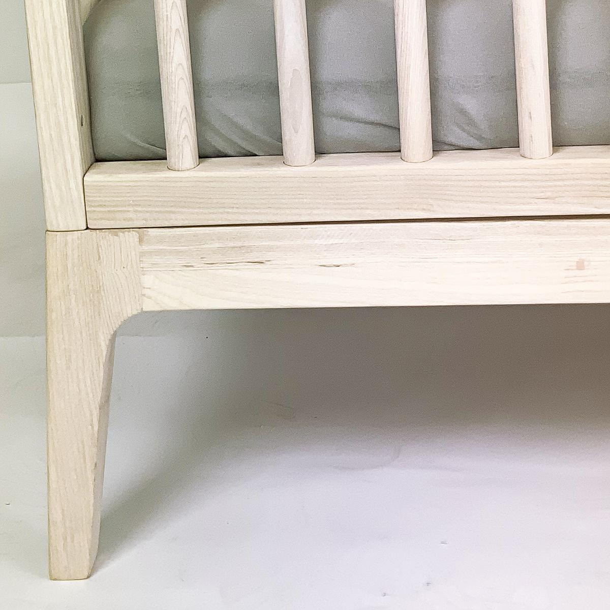 Lit bébé KERA en frêne avec top Round-pieds Pure