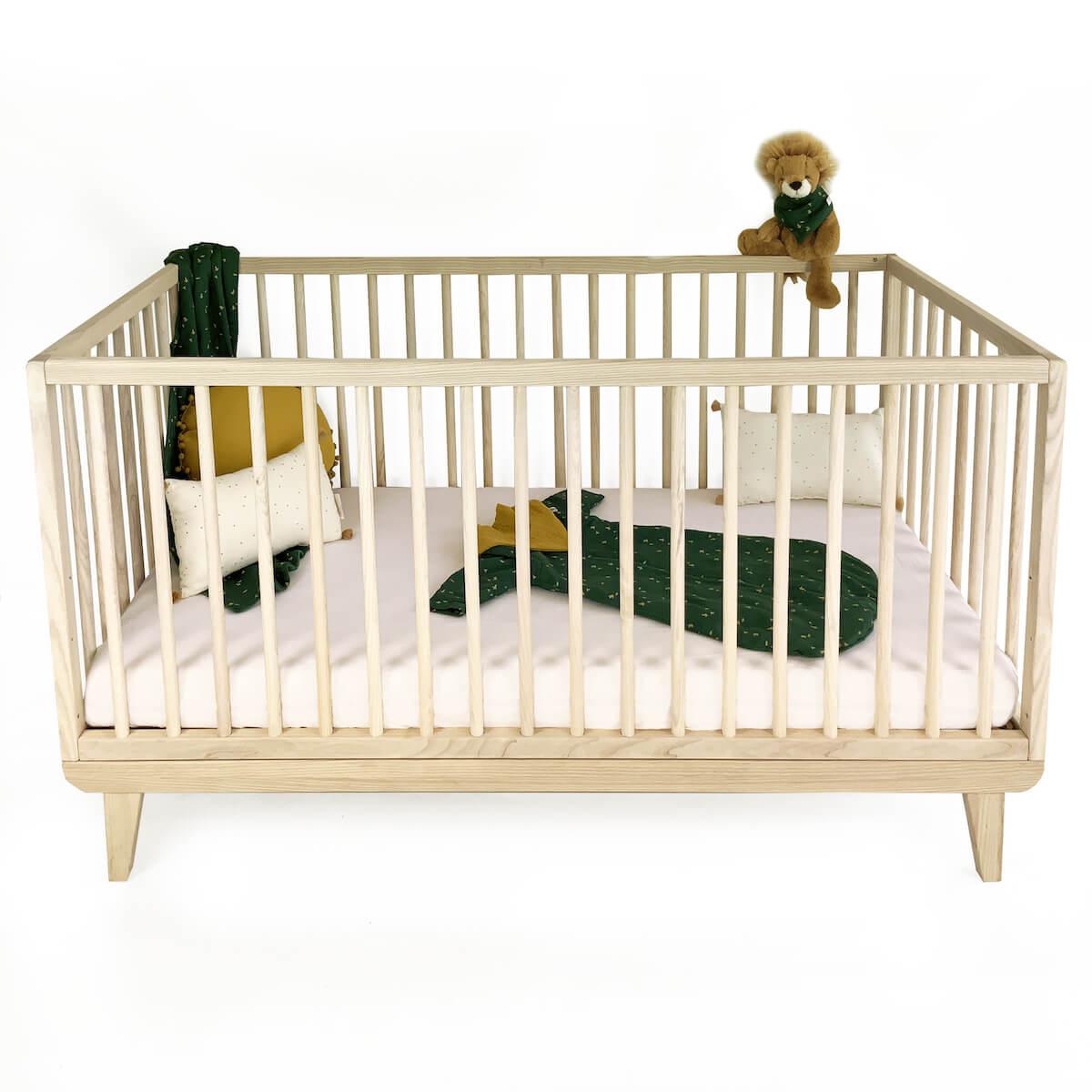 Lit bébé KERA en frêne avec top Round-pieds Retro