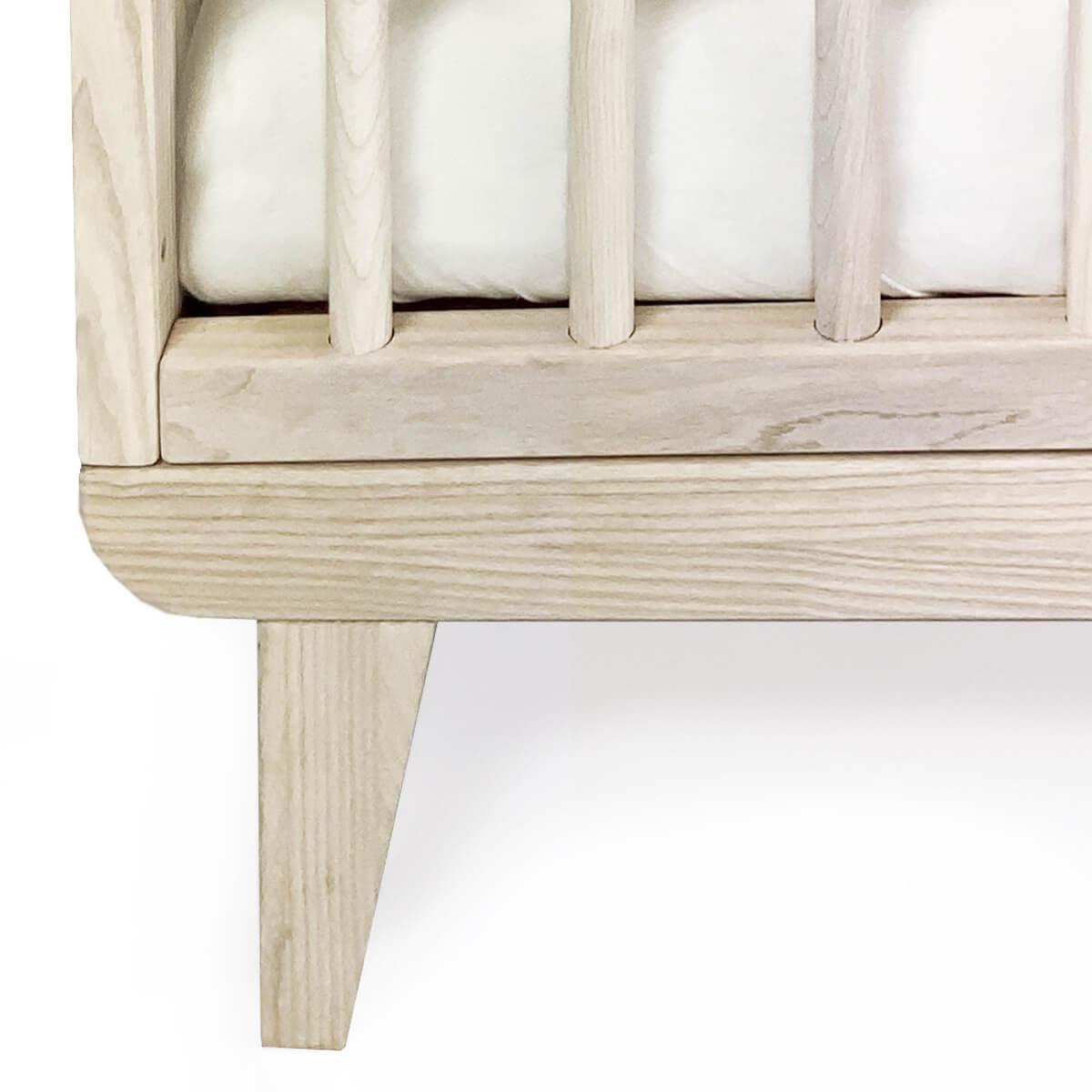 Lit bébé KERA en frêne avec top Round-pieds Retro